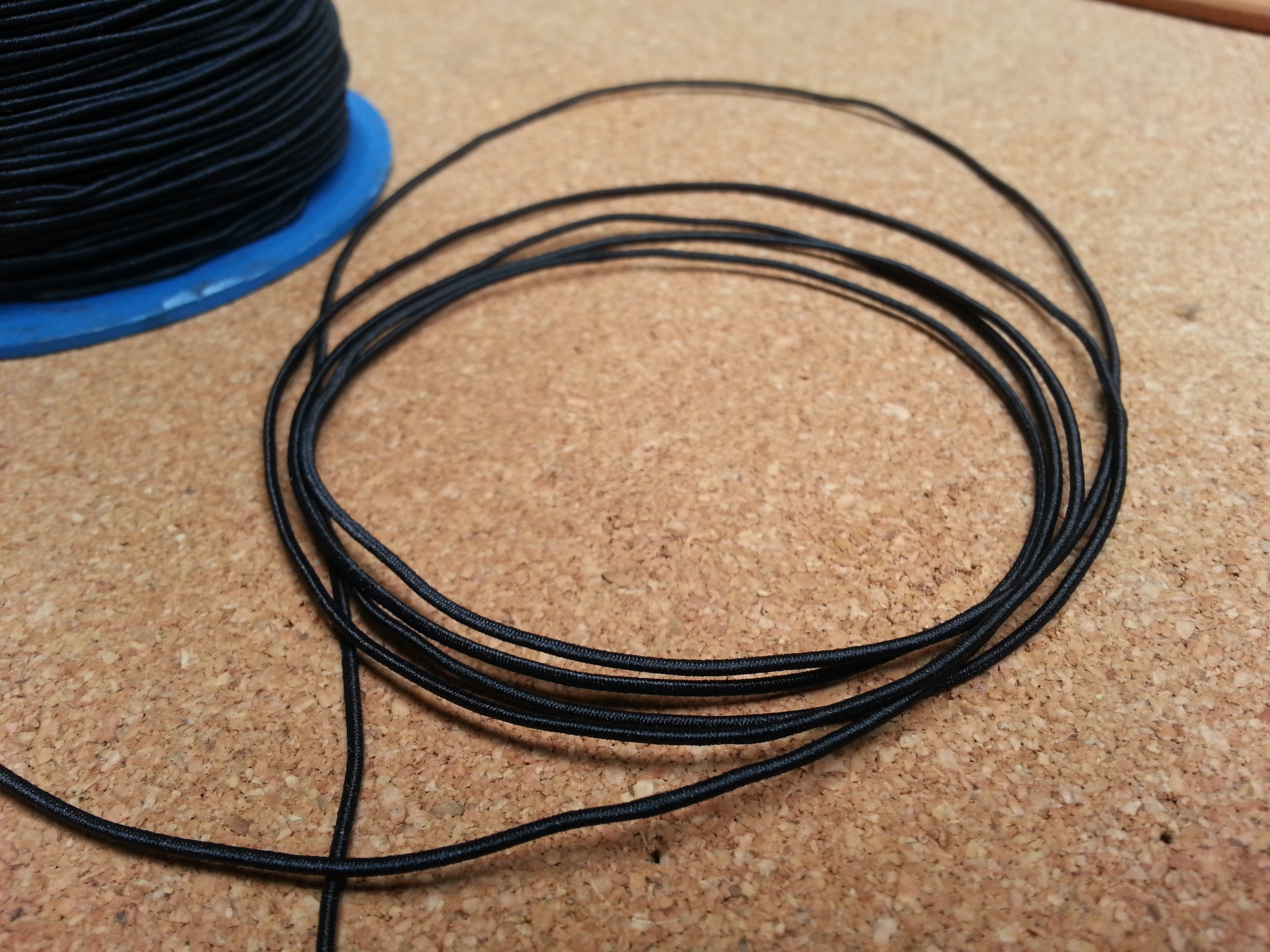 เชือกยางยืด 1 มม. ( ดำ-ขาว-แดง )