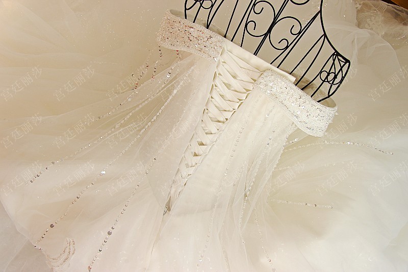 BRL021 **พรีออเดอร์**ชุดแต่งงานหรูหราประดับดอกไม้ผสมเพชรและคริสตัล สวยงามดุจเจ้าหญิง