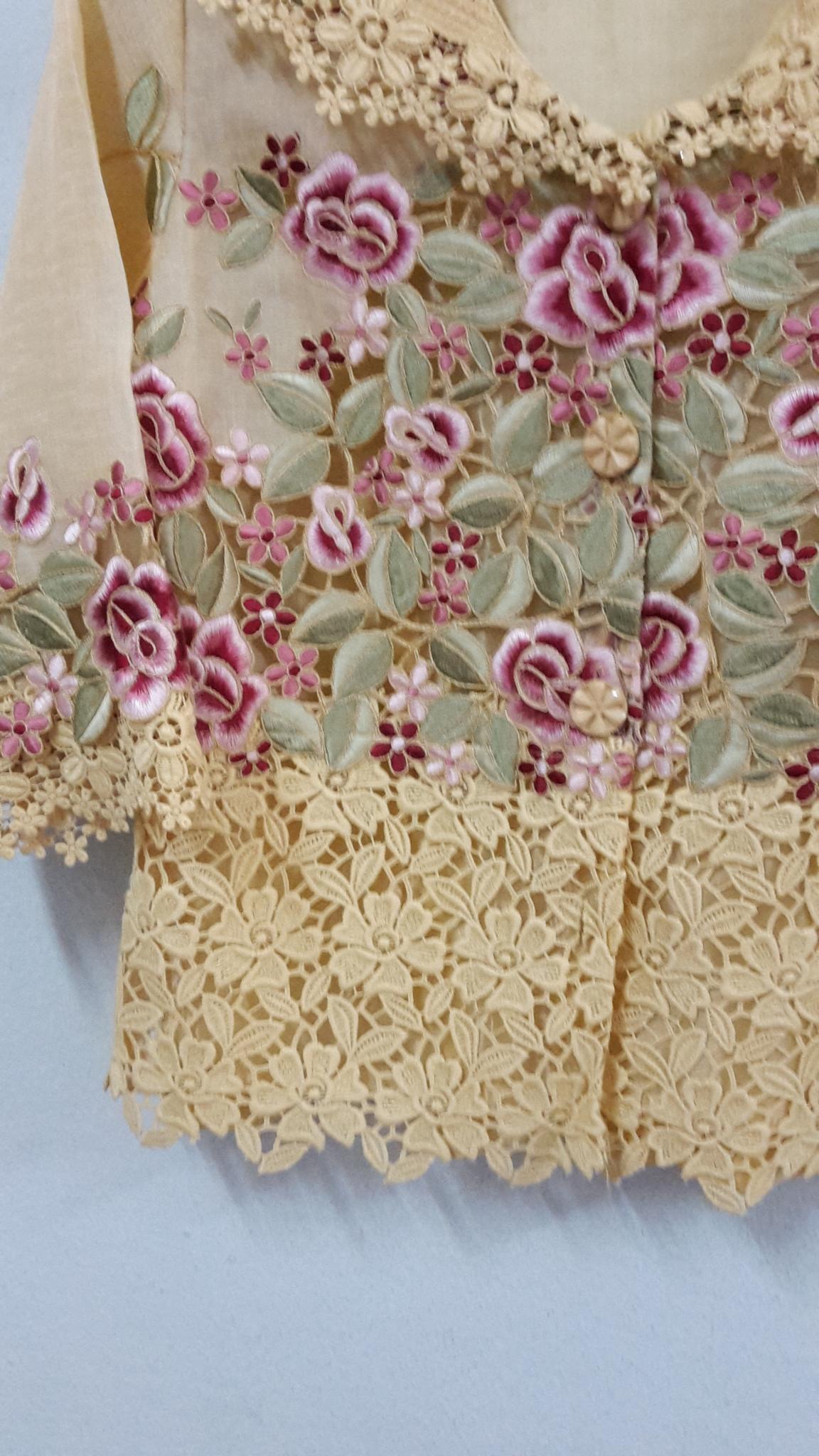 เสื้อลินนินสีเหลืองทองแต่งลูกไม้ฉลุ เสื้อผ้าไทยทูโทนสีเหลืองทองน่ารัก จับแมทเสื้อผ้าได้ง่ายทั้งกางเกง กางเกง หรือผ้าถุงไทย