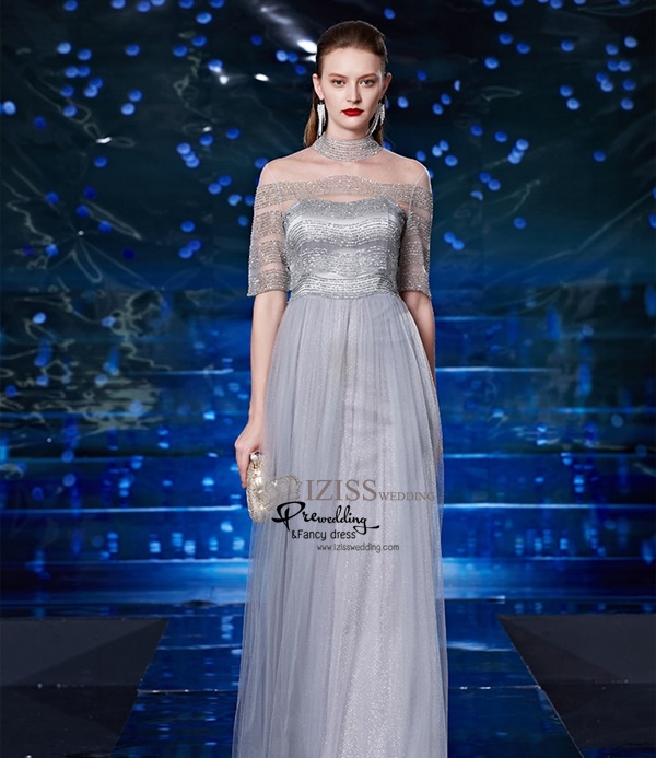 T011 **พรีออเดอร์เดรสชุดเลื่อมสีเทาเงิน**ชุดราตรียาวเลื่อมสีเทาเงินทั้งชุด คอเต่าแขนสั้น เล่นดีเทลซีทรูช่วงอก ปักเลื่อมสีเทาเงิน ลายขวาง เข้ารูป สวยงามหรูหราไฮโซมากๆ ค่ะ