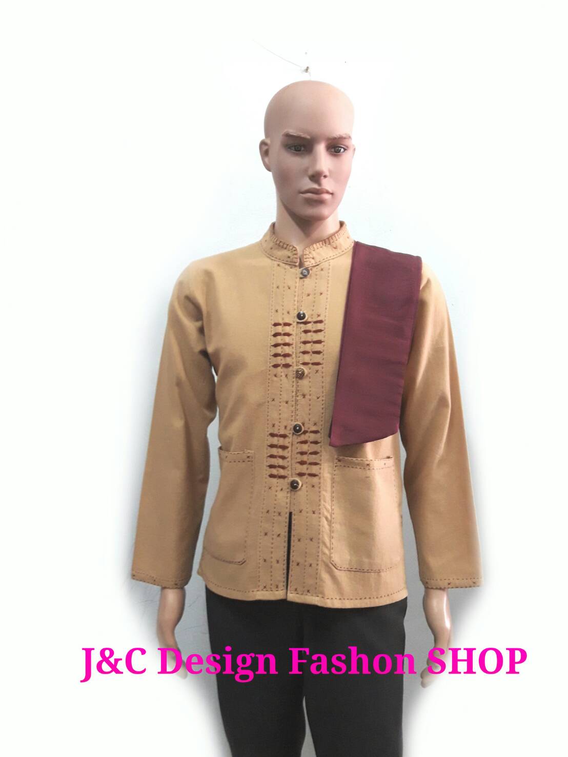 เสื้อผ้าไทยชายผ้าพื้นเมือง เสื้อผ้าฝ้ายชายแต่งผ้าขลิบลายและปักผ้าด้นมือแต่งเย็บเรียงขอบ เสื้อผ้าฝ้ายแต่งปักไม้กวาด