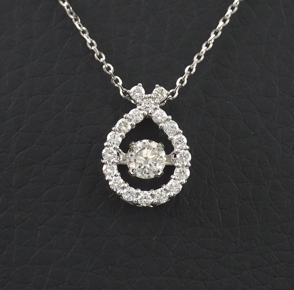 จี้+สร้อยเพชร Dancing Diamond หมายเลข P45 เพชรเม็ดกลาง 30 ตัง เพชรน.นรวม 54 ตัง ราคาปกติ 40,000 บาท ราคาพิเศษ 36,000 บาท สนใจทัก https://line.me/R/ti/p/%40passiongems