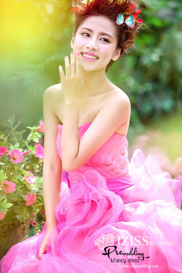 PW315 - **พรีออเดอร์เฉพาะชุดผู้หญิง** ชุดคู่ถ่ายพรีเวดดิ้ง (prewedding dress) & ชุดแต่งงานแฟนซี (Fancy wedding dress)ชายหญิง "ธีมสีชมพู-แดงน้ำเงิน"