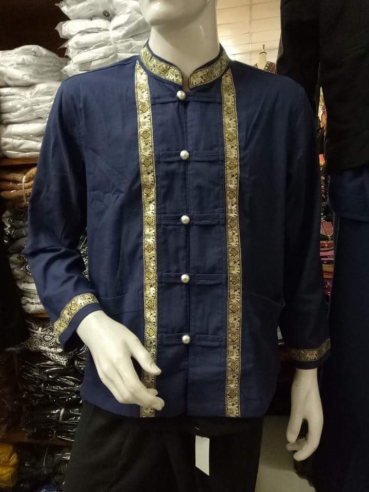 เสื้อผ้าไทยชายผ้าพื้นเมืองม้อฮ่อม เสื้อผ้าฝ้ายชายแต่งผ้าขลิบลายและปักผ้าด้นมือแต่งดระดุมเหรียญ เสื้อผ้าฝ้ายซินมัยชายม้อฮ่อมแต่งเหรียญ