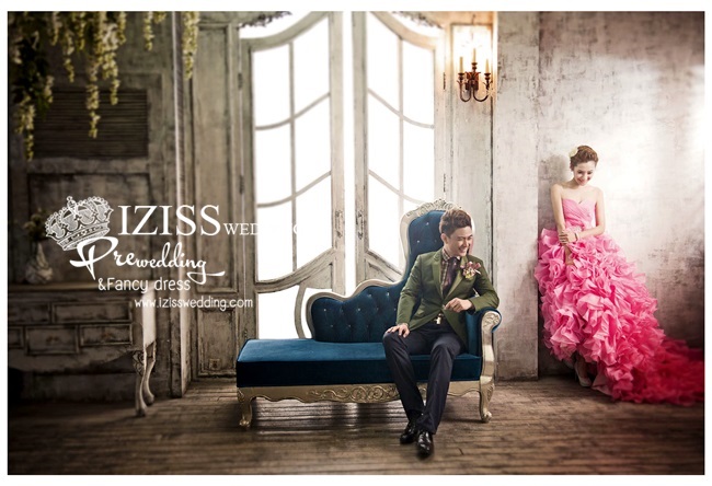 PW234 - **พรีออเดอร์เฉพาะชุดผญ.** ชุดคู่ถ่ายพรีเวดดิ้ง (prewedding dress) & ชุดแต่งงานแฟนซี (Fancy wedding dress)ชายหญิง "ธีมสีชมพู-เขียว"