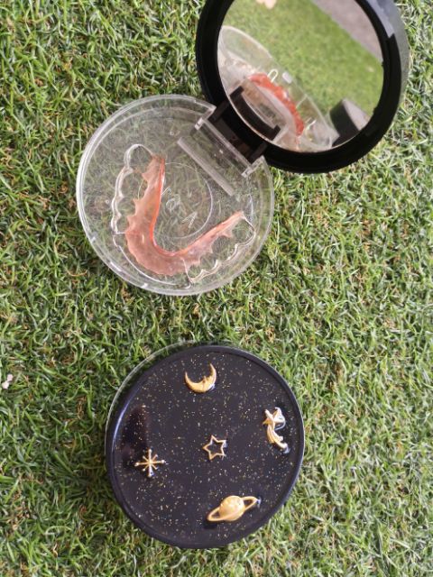 กล่องใส่รีเทนเนอร์ ลายดวงดาว galaxy👍มีกระจก‼️งานสวย วิบวับ ลุคคุณหนูมาก💯พร้อมส่งจากไทย