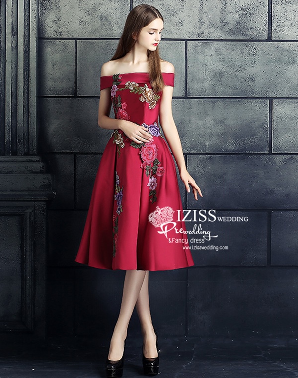 PW541 - **พรีออเดอร์ค่ะ พรีออเดอร์มี 5 สีทั้งสั้น+ยาวค่ะ สีแดง แดงไวน์ เขียว น้ำเงินและม่วงค่ะ** ชุดกี่เพ้าสั้นสีแดง ชุดยกน้ำชา ชุดคู่ถ่ายพรีเวดดิ้ง (prewedding dress) & ชุดแต่งงานแฟนซี (Fancy wedding dress)ชายหญิง "ธีมสีแดง"