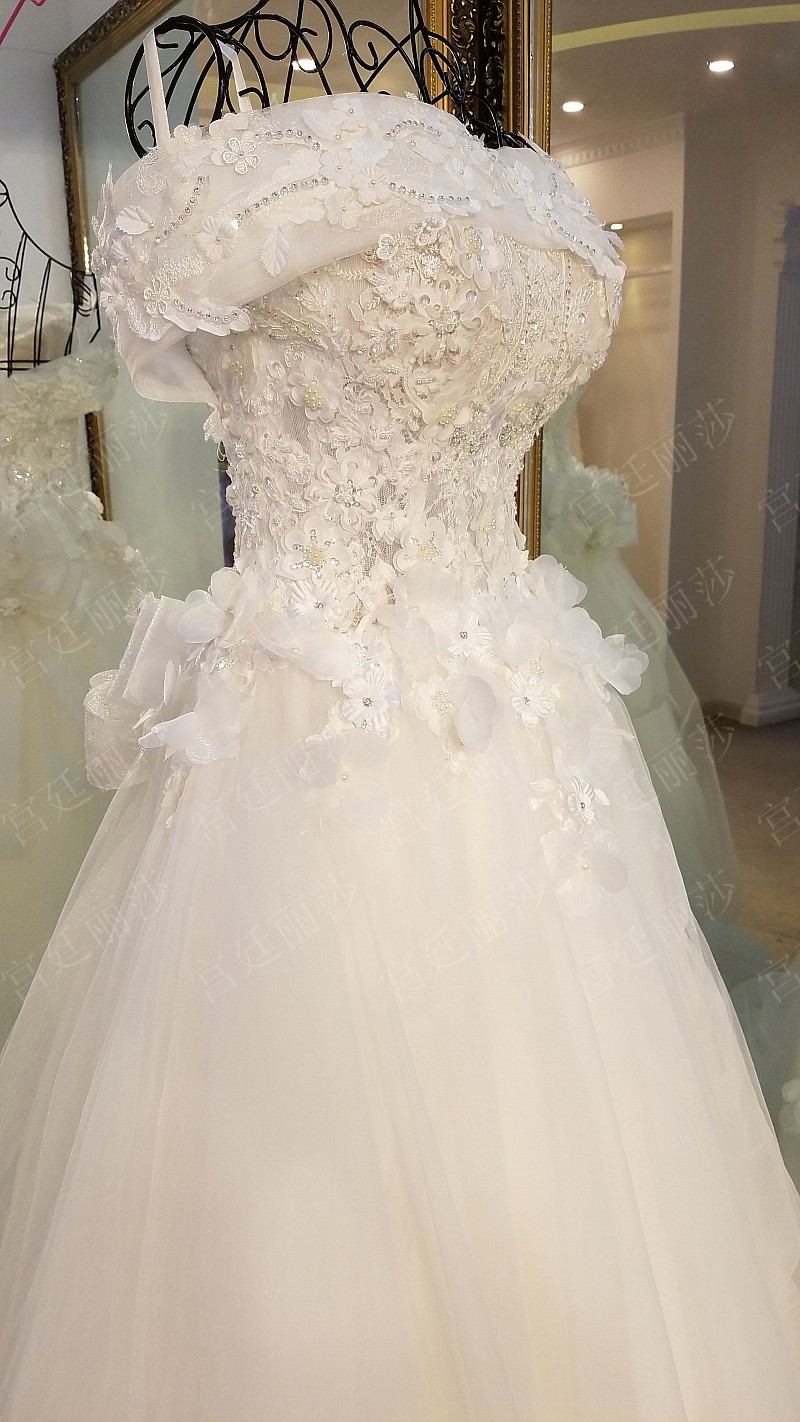 BRL022 **พรีออเดอร์**ชุดแต่งงานหรูหราประดับดอกไม้ผสมเพชรและคริสตัล สวยงามดุจเจ้าหญิง