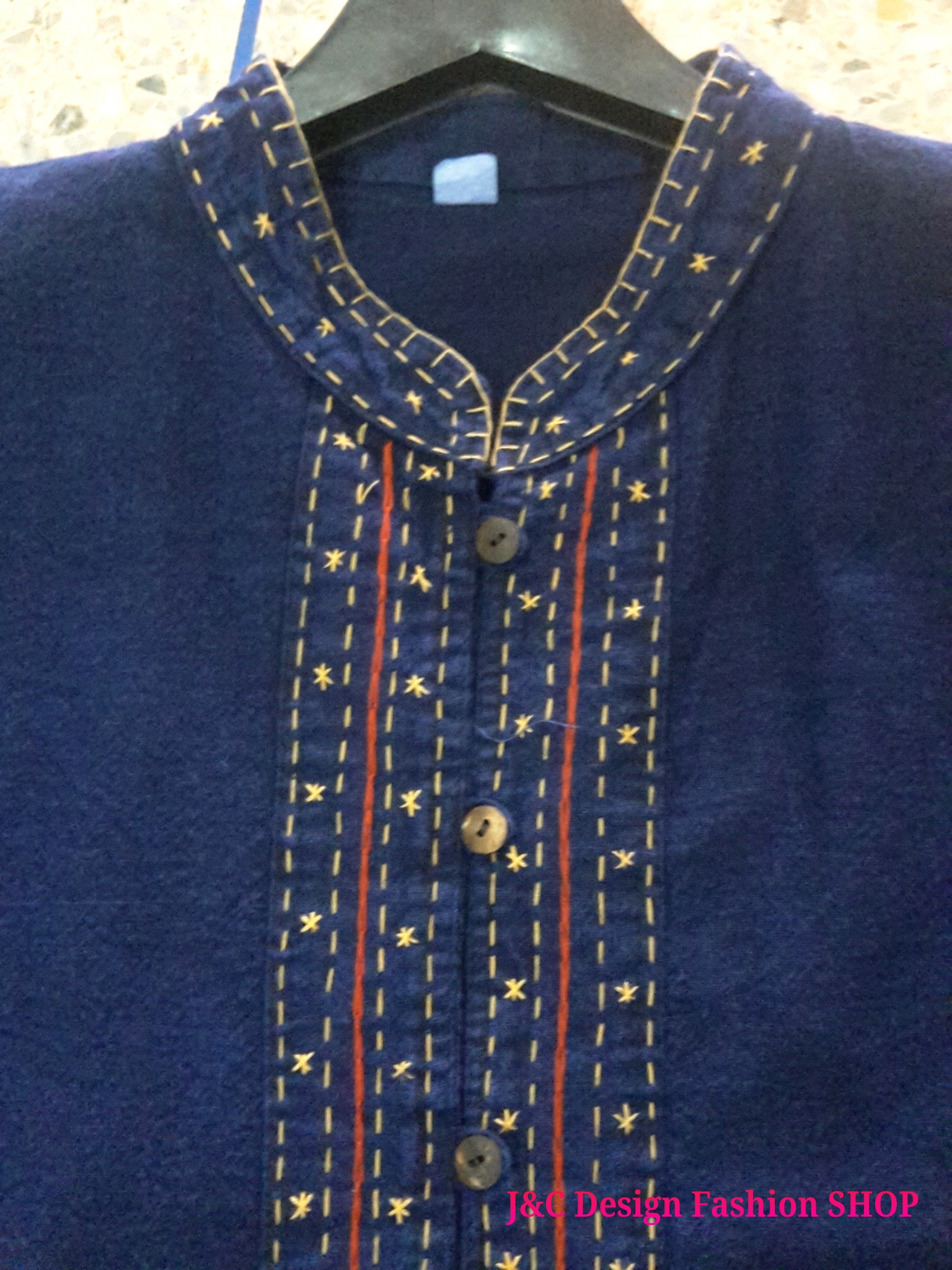 เสื้อผ้าไทยชายผ้าพื้นเมืองม้อฮ่อม เสื้อผ้าฝ้ายชายแต่งผ้าขลิบลายและปักผ้าด้นมือ เสื้อผ้าพื้นเมืองชายม้อฮ่อมฟอกแล้วสีไม่ตก