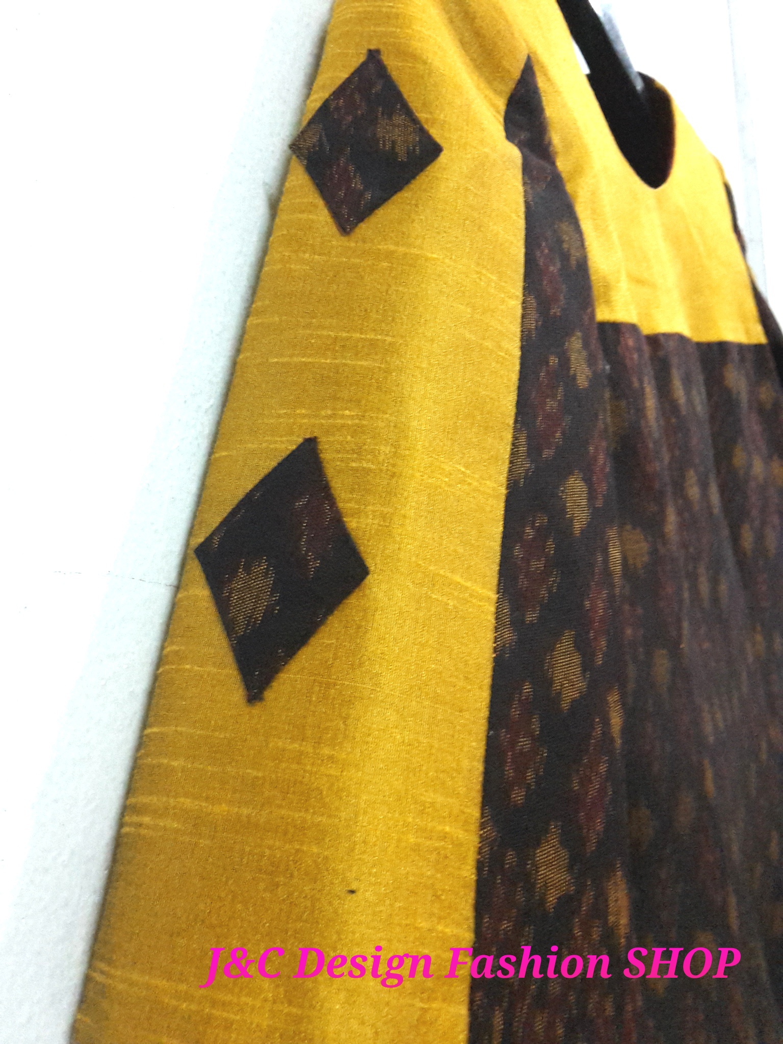 เสื้อผ้าไทย เสื้อผ้าฝ้ายตัดต่อต่อผ้าไหม เสื้อใส่ผ้าซิ่น เสื้อผ้าฝ้ายมัดหมี่ทอมือตัดต่อผ้าไหมสีเหลืองทอง