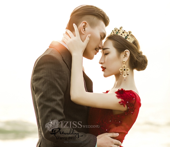 PW362 - **พร้อมส่งเฉพาะชุดผญ.ค่ะ** ชุดคู่ถ่ายพรีเวดดิ้ง (prewedding dress) & ชุดแต่งงานแฟนซี (Fancy wedding dress)ชายหญิง "ธีมสีแดง-ดำ"
