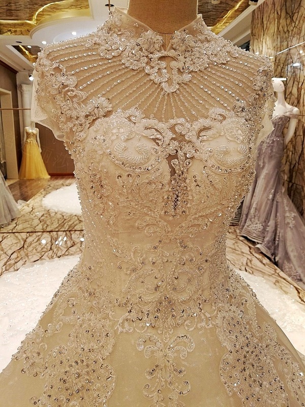 BRL074 **พรีออเดอร์**ชุดแต่งงานหรูหราประดับดอกไม้ผสมเพชรและคริสตัล สวยงามดุจเจ้าหญิง