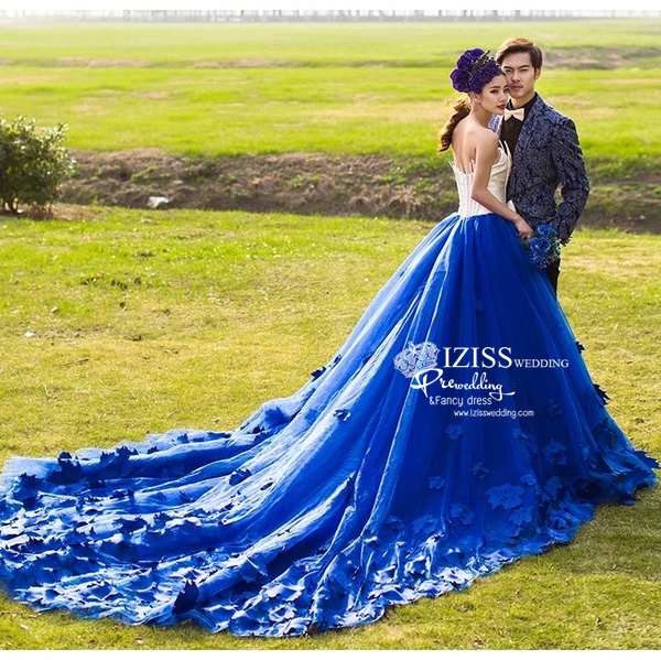 PW488- **พรีออเดอร์เฉพาะชุดผู้หญิง**ชุดแต่งงานแฟนซี ชุดเดรสสีขาวสลับสีน้ำเงิน ชุดถ่ายพรีเวดดิ้ง (prewedding dress) & ชุดแต่งงานแฟนซี (Fancy wedding dress) "ธีมสีน้ำเงิน"