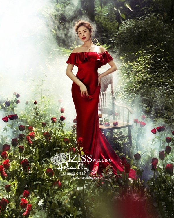 PW594 - **พรีออเดอร์ค่ะ** ชุดราตรีสีแดง เสื้อสูทผู้ชายสีดำ ชุดคู่ถ่ายพรีเวดดิ้ง (prewedding dress) & ชุดแต่งงานแฟนซี (Fancy wedding dress)ชายหญิง "ธีมสีแดง ดำ"