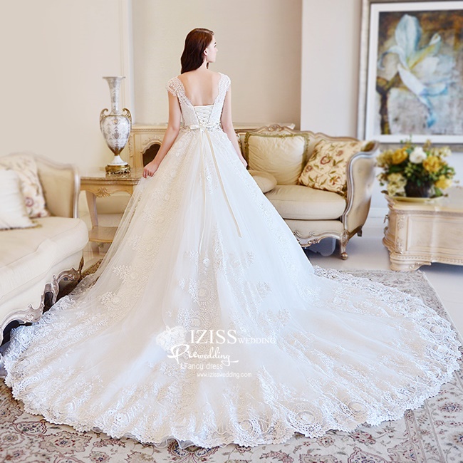 BRL059 **พรีออเดอร์**ชุดแต่งงานสีขาวหรูหราประดับดอกไม้ผสมเพชรและคริสตัล สวยงามดุจเจ้าหญิง