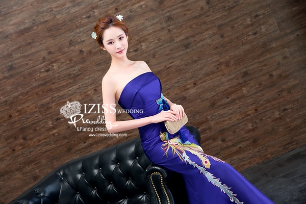 PW513 - **พรีออเดอร์**ชุดกี่เพ้าสีน้ำเงินเกาะอกติดลายดอกไม้และวิหค ทรงหางปลา ตกแต่งดอกไม้สวย หรูไฮโซมากๆค่ะ ชุดยกน้ำชา ชุดคู่ถ่ายพรีเวดดิ้ง (prewedding dress) & ชุดแต่งงานแฟนซี "ธีมสีน้ำเงิน"