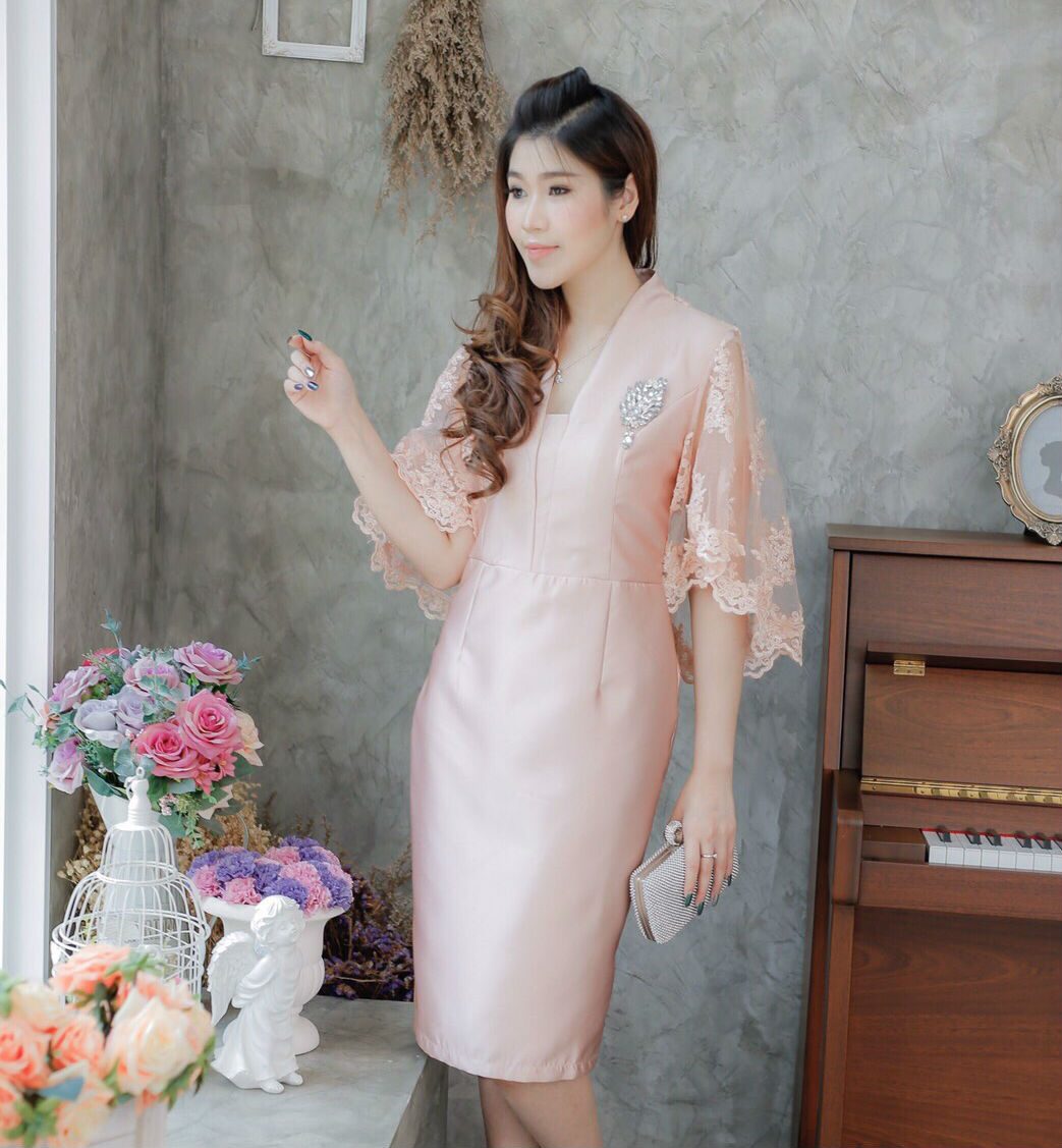 G043- **พร้อมส่ง**ชุดเดรสไปงานแต่งงานผ้าไหมสีส้มอ่อน แขนยาวดีเทลหรูหราช่วงบนตัดเย็บผ้าออแกนดี้ปักลายดอกไม้ กระโปรงทรงเอ สวยหรูสไตล์ดารา พร้อมเสริ์ฟค่ะ