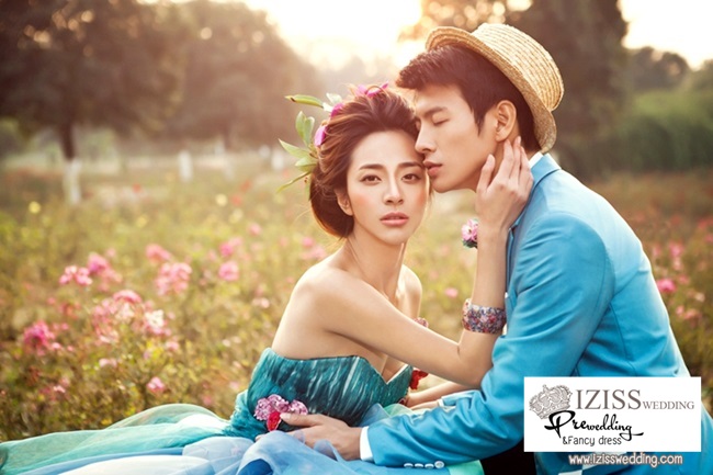 PW015 - **พรีออเดอร์**ชุดคู่ถ่ายพรีเวดดิ้ง (prewedding dress) & ชุดแต่งงานแฟนซี (Fancy wedding dress)ชายหญิง สไตล์ colorful "ธีมสีเขียว-ฟ้า"