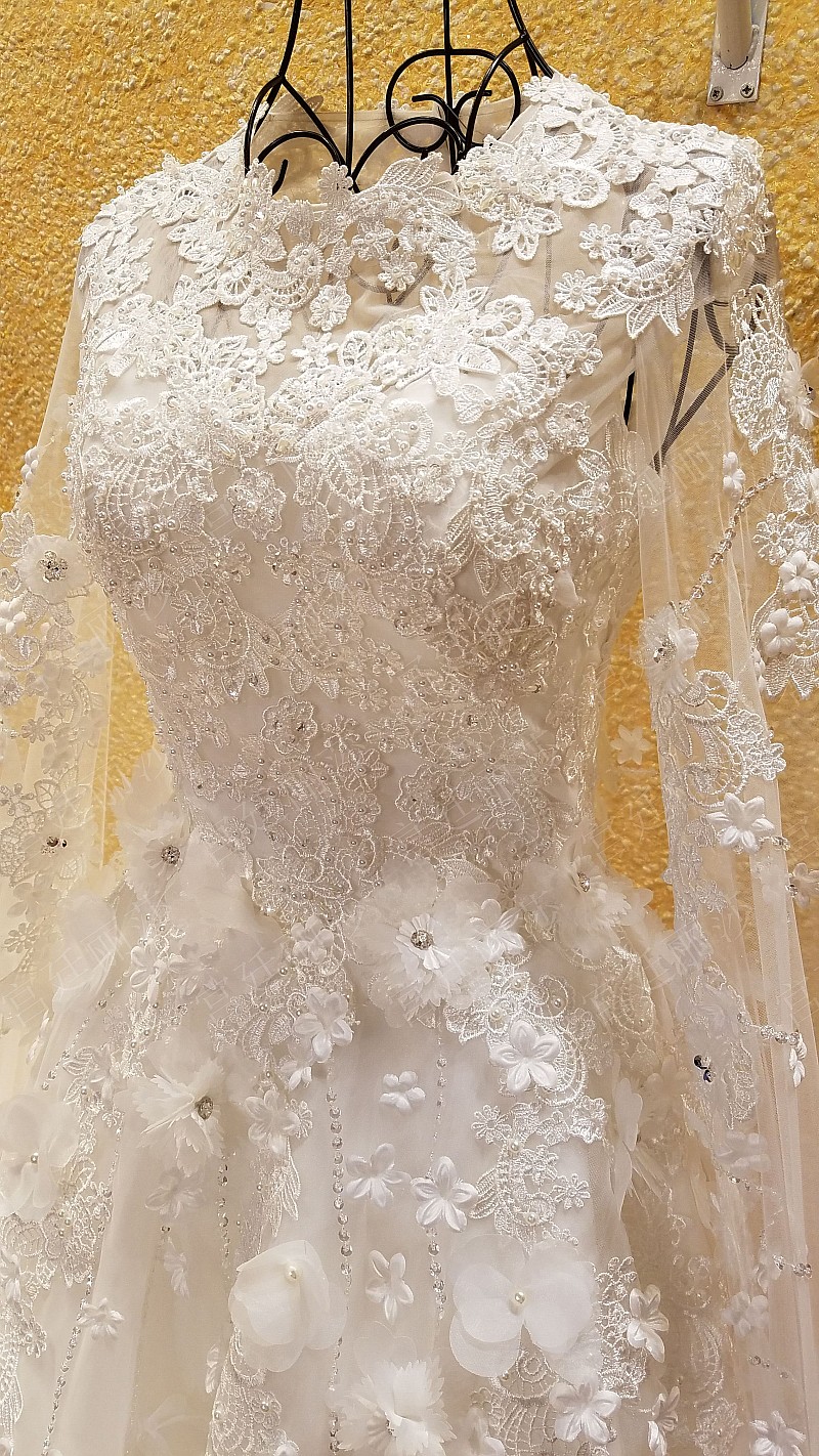 BRL031 **พรีออเดอร์**ชุดแต่งงานหรูหราประดับดอกไม้ผสมเพชรและคริสตัล สวยงามดุจเจ้าหญิง