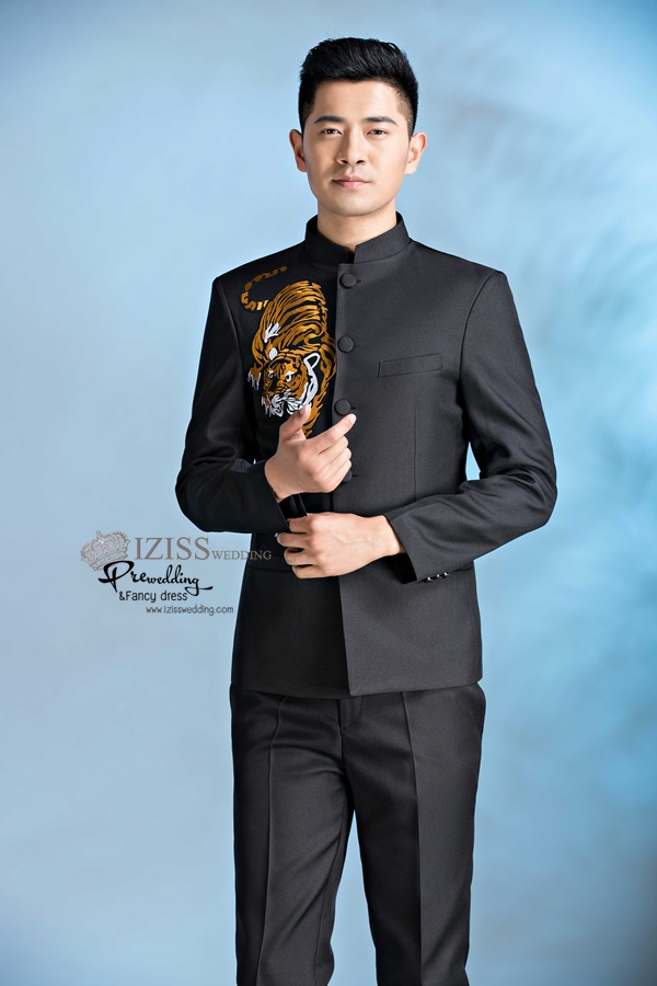 ST078 **พรีออเดอร์**สูทจีนผู้ชายสีดำแขนยาวติดลายมังกรสีทอง ติดกระดุมสีดำ พร้อมกางเกงสีดำขาสอบ ชุดสูทเจ้าบ่าว สูทแฟนซี ถ่ายพรีเวดดิ้ง & ชุดแต่งงานแฟนซี (Fancy wedding dress) สูทผู้ชายสีดำ
