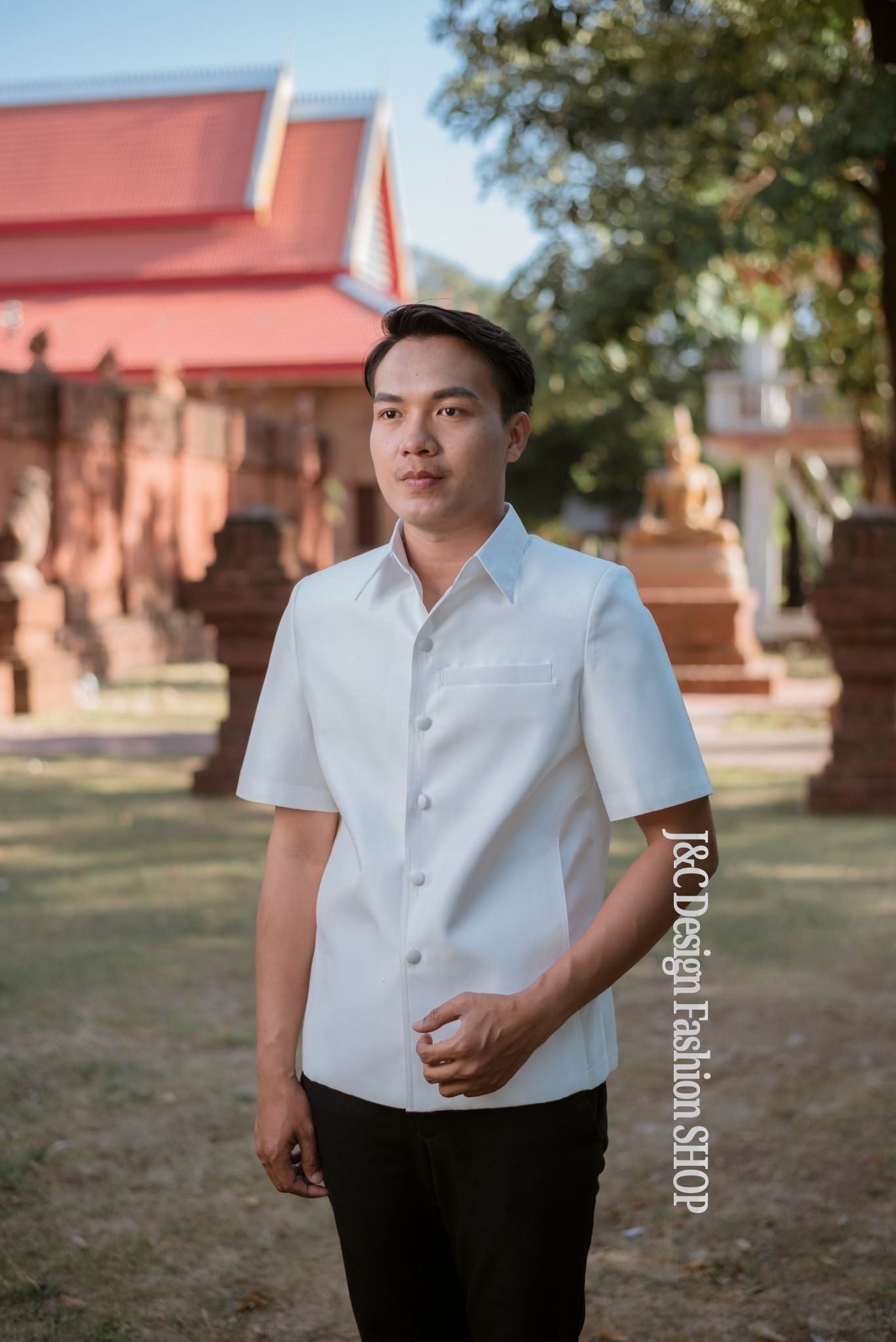 เสื้อสูทชายไหมแพรทิพย์สีขาว เสื้อสูทชายไหมประดิษฐ์ สูทผ้าไทยชาย ซาฟารีผ้าไทยชายสีขาว