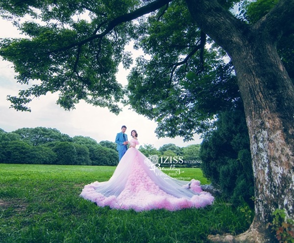 PW483 - **พรีออเดอร์** ชุดคู่ถ่ายพรีเวดดิ้ง (prewedding dress) & ชุดแต่งงานแฟนซี (Fancy wedding dress)ชายหญิง "ธีมสีชมพู-ฟ้า"