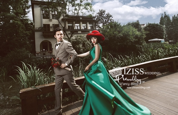 PW361 - **พรีออเดอร์ค่ะ** ชุดคู่ถ่ายพรีเวดดิ้ง (prewedding dress) & ชุดแต่งงานแฟนซี (Fancy wedding dress)ชายหญิง "ธีมสีเขียว-น้ำตาลอ่อน"