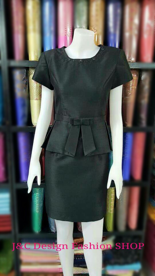 ชุดผ้าไทยเอวระบาย ชุดแซกผ้าไทยไหมแพรทิพย์สีดำ ชุดผ้าไทยผ้าพื้นเมือง ชุดผ้าไทยฝ้ายแต่งผ้าไหมแพรทิพย์สีดำแต่งลูกไม้ ชุดทำงานผ้าไทยไหมแพรทิพย์แต่งด้นเส้นไหมที่เอวและโบว์ที่เอว