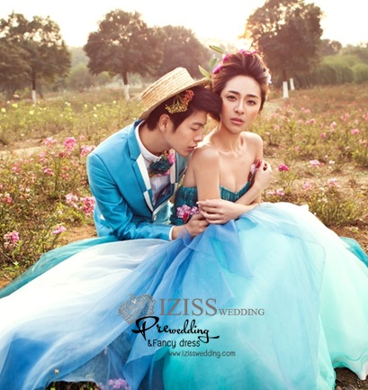 PW015 - **พรีออเดอร์**ชุดคู่ถ่ายพรีเวดดิ้ง (prewedding dress) & ชุดแต่งงานแฟนซี (Fancy wedding dress)ชายหญิง สไตล์ colorful "ธีมสีเขียว-ฟ้า"