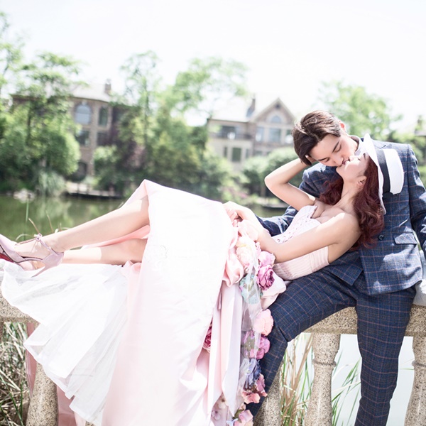 PW490 - **พร้อมส่งเฉพาะชุดผู้หญิง** ชุดคู่ถ่ายพรีเวดดิ้ง (prewedding dress) & ชุดแต่งงานแฟนซี (Fancy wedding dress)ชายหญิง "ธีมสีชมพู"