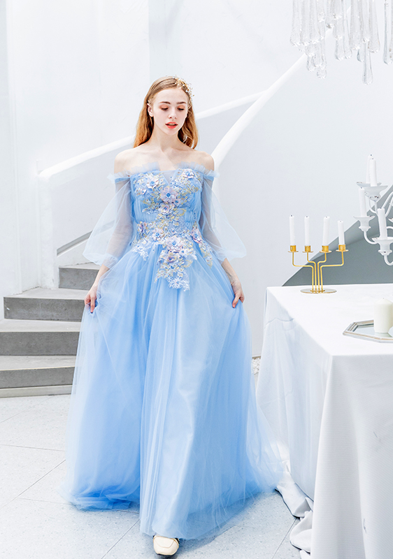 ชุดราตรีสีฟ้า