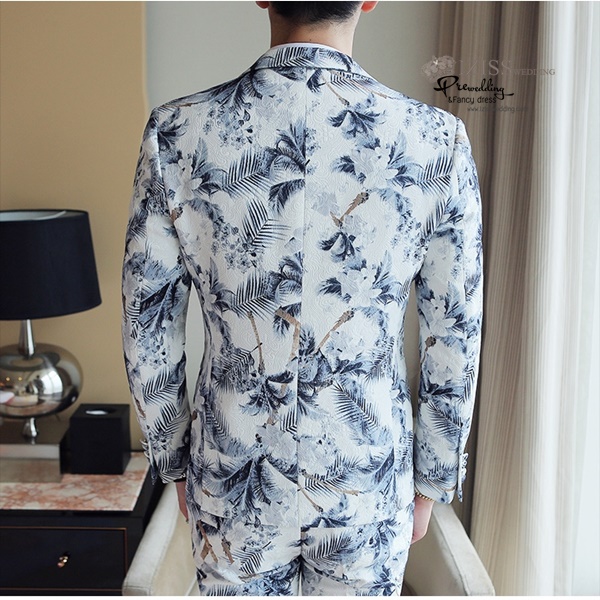 ST121- **พรีออเดอร์**สูทแฟนซีผู้ชายสีขาวลายใบไม้ แขนยาว พร้อมกางเกง ชุดสูทเจ้าบ่าว สูทแฟนซี ถ่ายพรีเวดดิ้ง & ชุดแต่งงานแฟนซี (Fancy wedding dress) สูทผู้ชายสีขาวลายใบไม้