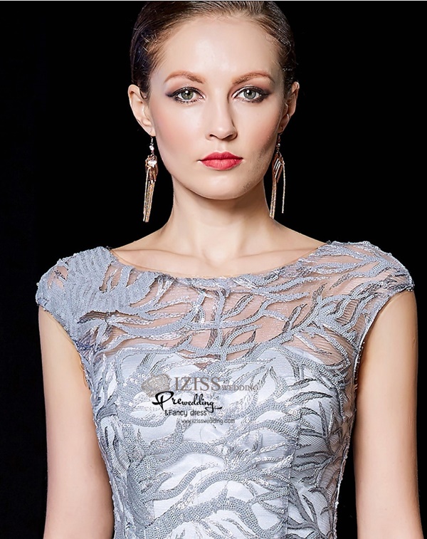 T009 **พรีออเดอร์เดรสชุดเลื่อมสีเทาเงิน**ชุดราตรียาวเลื่อมสีเทาเงินทั้งชุด แขนสั้น เล่นดีเทลซีทรูช่วงอก ปักเลื่อมสีเทาสลับเงิน ลายกิ่งไม้เข้ารูป สวยงามหรูหราไฮโซมากๆ ค่ะ