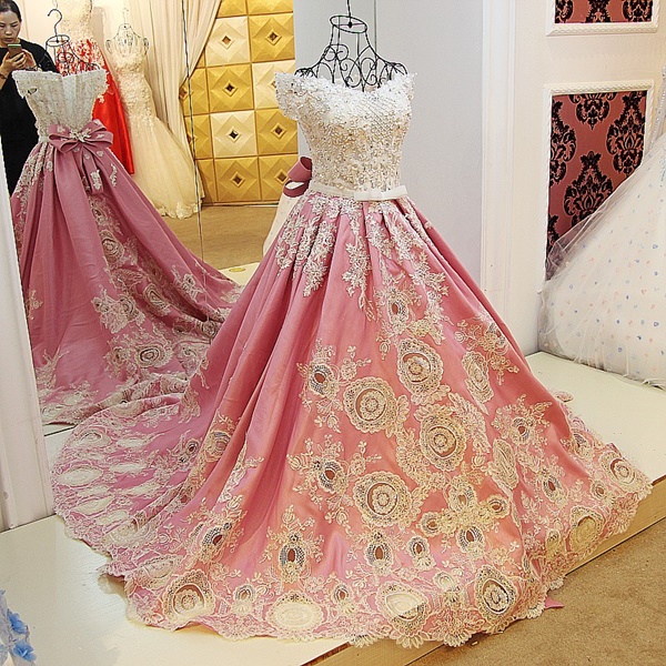 BRL082 **พรีออเดอร์**ชุดแต่งงานสีชมพูหรูหราประดับดอกไม้ผสมเพชรและคริสตัล สวยงามดุจเจ้าหญิง