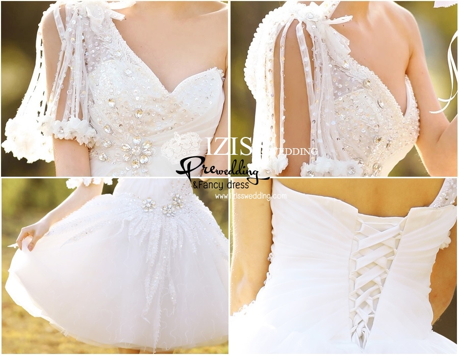 BR211 **พรีออเดอร์**ชุดแต่งงานสั้นสีขาว (wedding dress) ไหล่เบี่ยงพร้อมตกแต่งเพชรและคริสตัลใสช่วงลำตัว ด้านข้างปล่อยริ้บบิ้นฟรุ้งฟริ้งตกแต่งปลายด้วยดอกไม้ น่ารักสวยหวานมากๆค่ะ