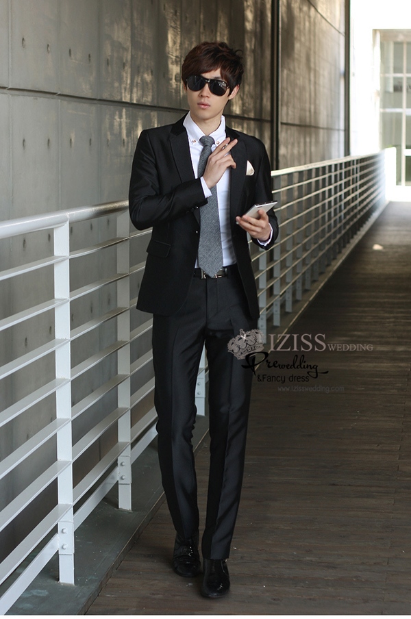 ST054- **พร้อมส่ง**สูทผู้ชายสีดำมันวาว แขนยาว แบบกระดุม2กระดุม พร้อมกางเกง ชุดสูทเจ้าบ่าว สูทแฟนซี ถ่ายพรีเวดดิ้ง & ชุดแต่งงานแฟนซี (Fancy wedding dress) สูทผู้ชายสีดำมันวาว