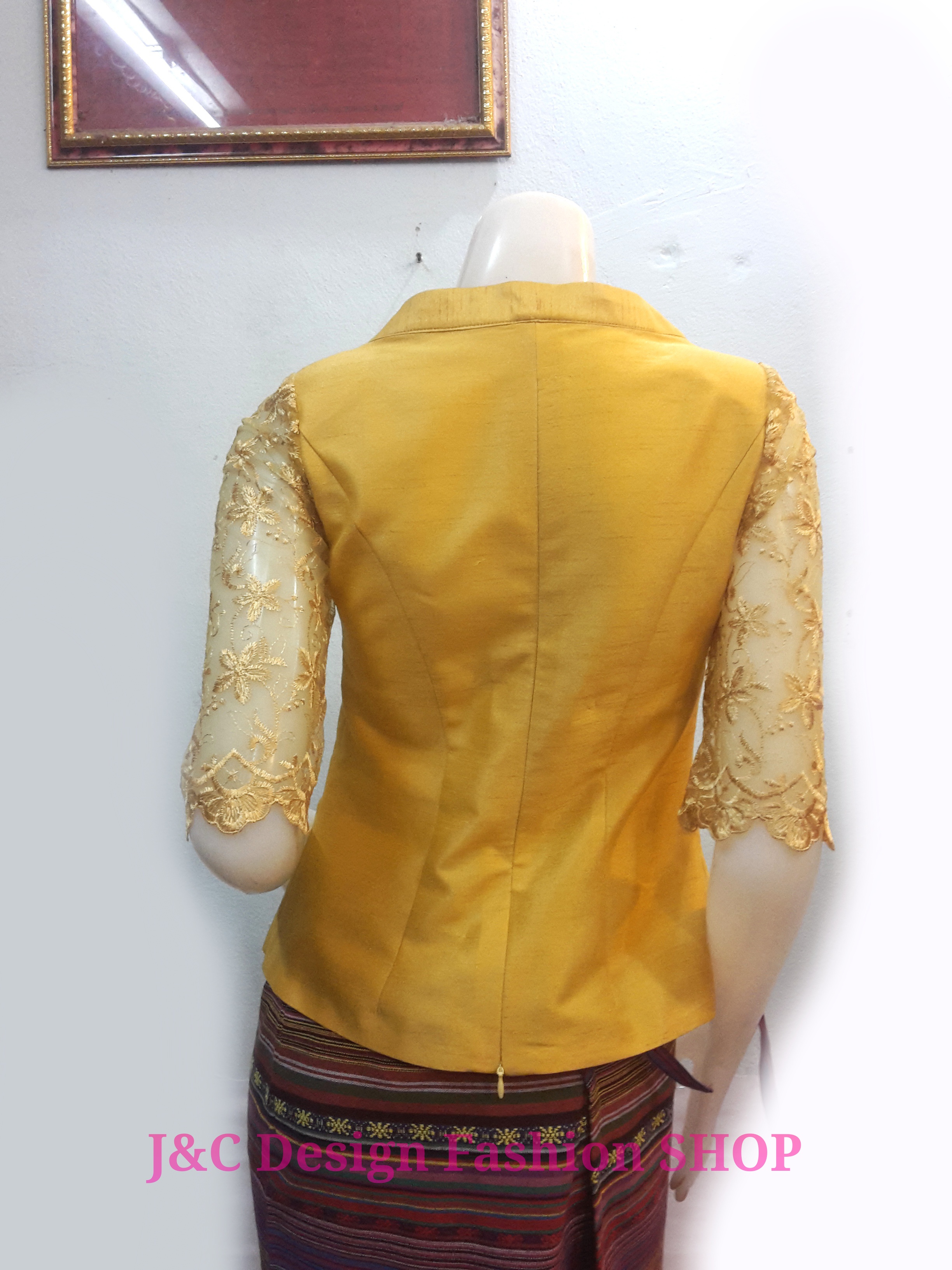 เสื้อผ้าไหมสีเหลืองทองแต่งลูกไม้ เสื้อผ้าไหมแต่งลูกไม้ เสื้อใส่ผ้าซิ่นสีเหลืองทอง เสื้อผ้าไหมแพรทิพย์ปักมุก