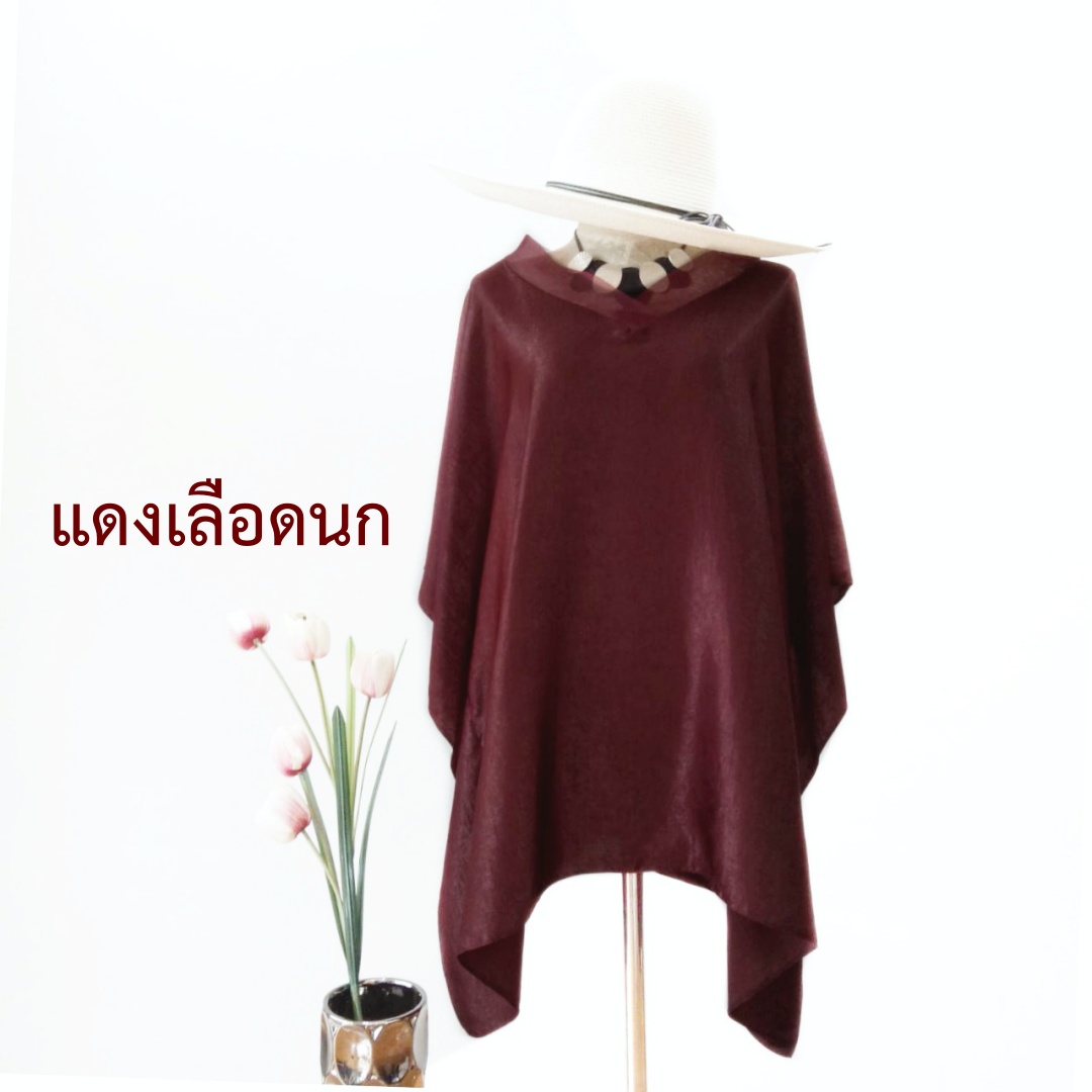 ไหมเกาหลีทรงผีเสื้อ สีแดงเลือดนก แต่งคอวีผ้าแก้ว อก 56 นิ้ว สวยเรียบหรู เนื้อผ้าวิ้งๆยามต้องแสงไฟ สวยสไตล์คุณนาย