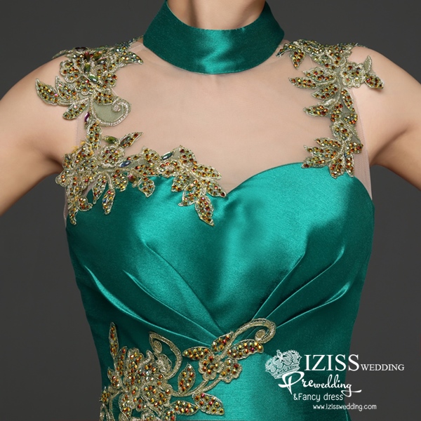 PW526 - **พรีออเดอร์** ชุดกี่เพ้าสีเขียวประดับดอกไม้เพชรพลอย ชุดยกน้ำชา ชุดคู่ถ่ายพรีเวดดิ้ง (prewedding dress) & ชุดแต่งงานแฟนซี (Fancy wedding dress)ชายหญิง "ธีมสีเขียว"