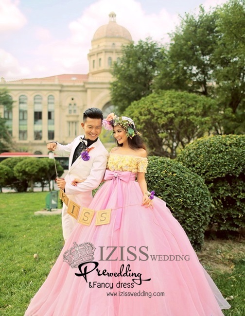PW101 - **พรีออเดอร์** ชุดคู่ถ่ายพรีเวดดิ้ง (prewedding dress) & ชุดแต่งงานแฟนซี (Fancy wedding dress)ชายหญิง "ธีมสีชมพู-ขาว"