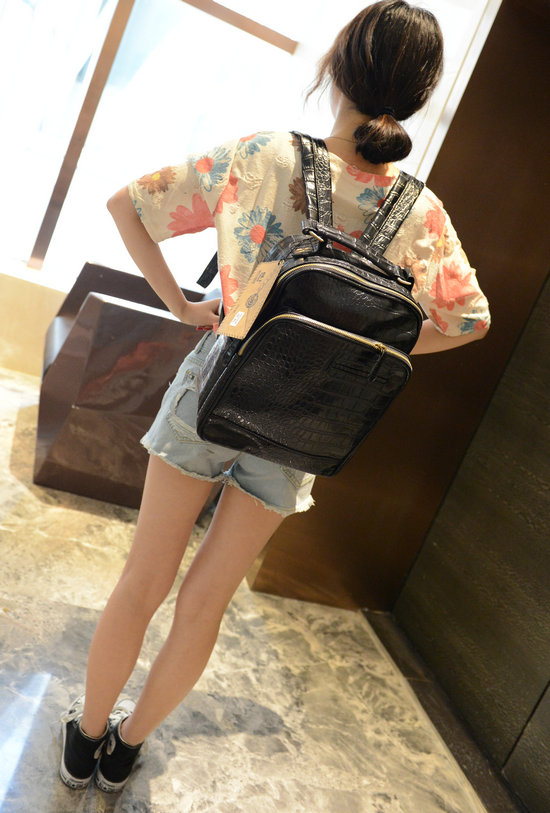 กระเป๋าเป้ ทรงสี่เหลี่ยม พร้อมส่ง หนังPU ลายหนังจระเข้ สุดเท่ห์ เปิด-ปิดด้วยซิป ทรงเหรียบหรู ด้านหน้ามีแต่งด้วยซิป สายสะพายสามารถปรับได้