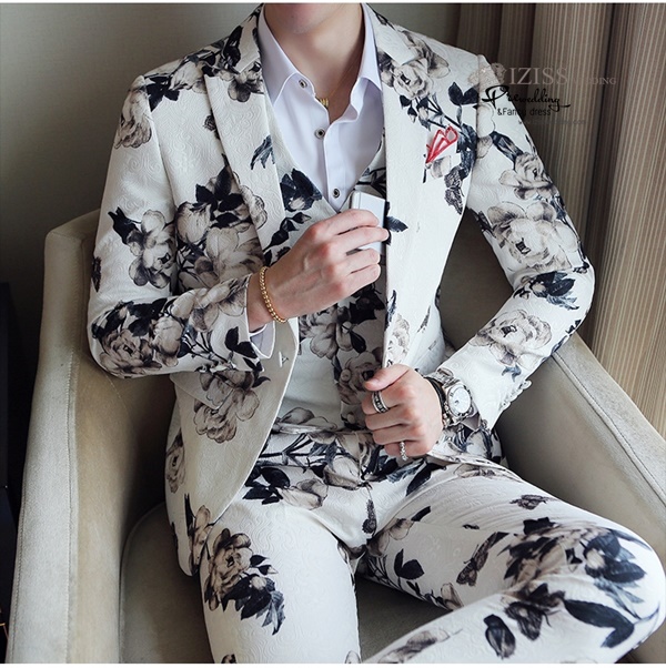 ST118- **พรีออเดอร์**สูทแฟนซีผู้ชายสีขาวลายดอกกุหลาบ แขนยาว พร้อมกางเกง ชุดสูทเจ้าบ่าว สูทแฟนซี ถ่ายพรีเวดดิ้ง & ชุดแต่งงานแฟนซี (Fancy wedding dress) สูทผู้ชายสีขาวลายกุหลาบ