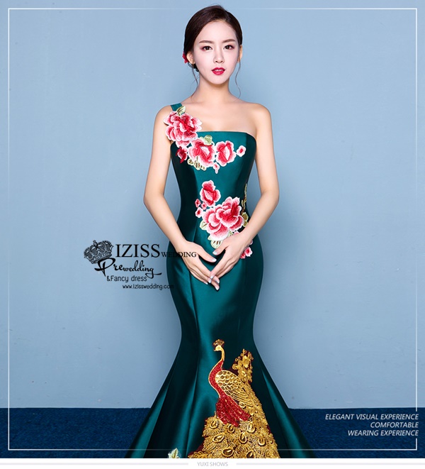 PW502 - **พรีออเดอร์** ชุดกี่เพ้าสีเขียวเข้มไหล่เฉียงประดับดอกไม้ ชุดยกน้ำชา ชุดคู่ถ่ายพรีเวดดิ้ง (prewedding dress) & ชุดแต่งงานแฟนซี (Fancy wedding dress)ชายหญิง "ธีมสีเขียวเข้ม"