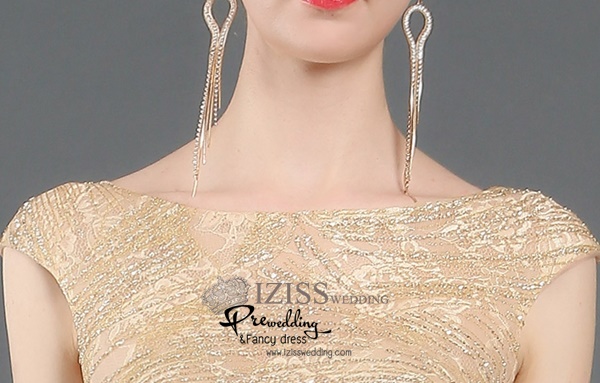 T005**พรีออเดอร์เดรสสีทอง**ชุดราตรียาวสีทองทั้งชุด แขนสั้นเต่อ เล่นดีเทลตกแต่งแถบสีทองนูนบนลายผ้า ชุดเข้ารูป พร้อมเข็มขัดสวยหรู งานเกรดพรีเมี่ยม ไฮโซมากๆ ค่ะ