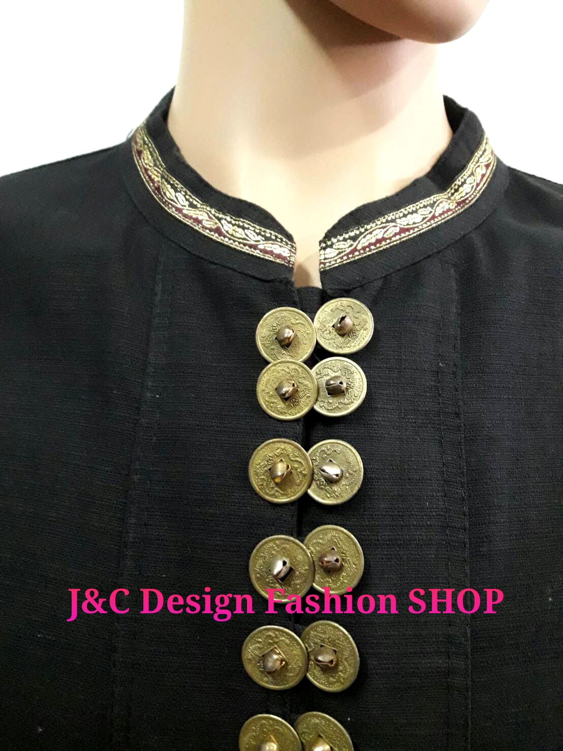 เสื้อผ้าไทยชายผ้าพื้นเมืองสีดำ เสื้อผ้าฝ้ายชายแต่งผ้าขลิบลายและปักผ้าด้นมือแต่งดระดุมเหรียญ เสื้อผ้าฝ้ายซินมัยชายม้อฮ่อมแต่งเหรียญ