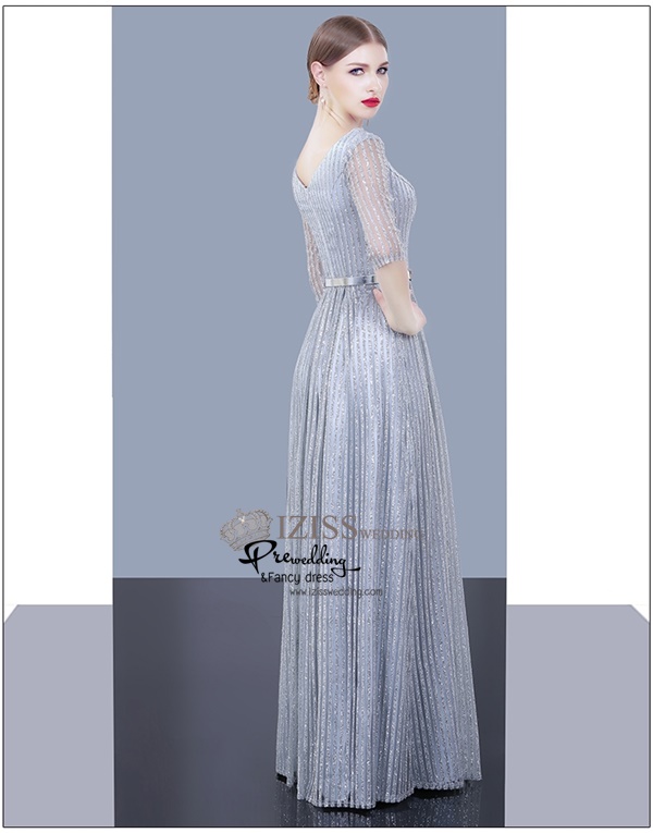 T013 **พรีออเดอร์เดรสชุด glitter สีเทาเงิน**ชุดราตรียาวเลื่อมสีเทาเงินทั้งชุด แขนสั้น เล่นดีเทลซีทรูช่วงแขน เนื้อผ้าโปร่งสลับ glitter แถบลงสีเทาเงิน เข้ารูป สวยงามหรูหราไฮโซมากๆ ค่ะ