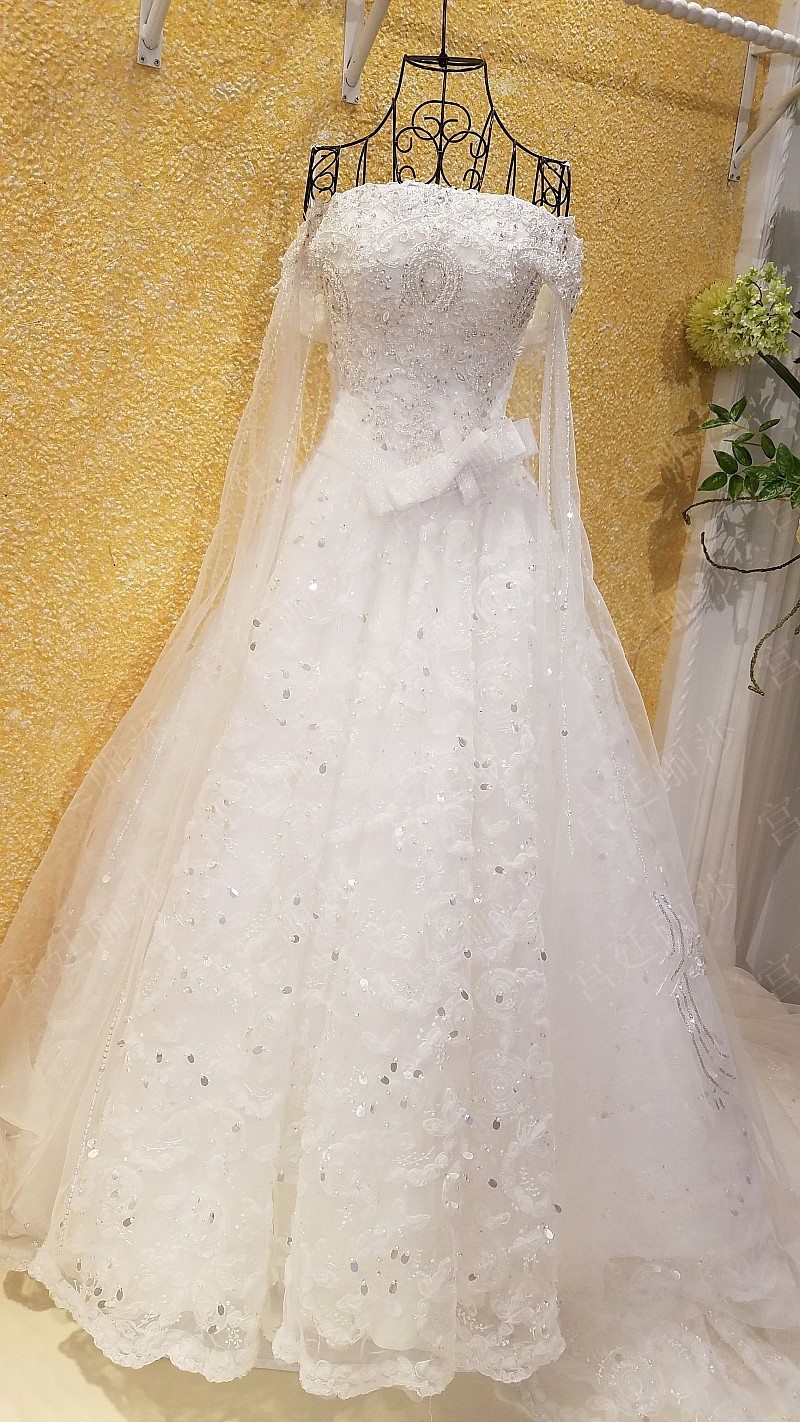 BRL030 **พรีออเดอร์**ชุดแต่งงานหรูหราประดับดอกไม้ผสมเพชรและคริสตัล สวยงามดุจเจ้าหญิง