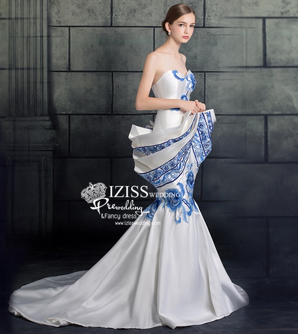 PW537-**พรีออเดอร์มีสีสีขาวลายน้ำเงินกับสีแดงค่ะ** ชุดกี่เพ้าสีขาวลายดอกไม้สีน้ำเงิน ชุดยกน้ำชา ชุดคู่ถ่ายพรีเวดดิ้ง (prewedding dress) & ชุดแต่งงานแฟนซี (Fancy wedding dress)ชายหญิง "ธีมสีแดง"