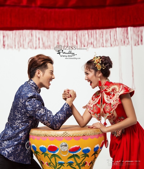 PW589 - **พร้อมส่งเฉพาะชุดผู้ชายสีน้ำเงินค่ะ** ชุดกี่เพ้าสีแดง เสื้อผู้ชายคอจีนสีน้ำเงิน ชุดคู่ถ่ายพรีเวดดิ้ง (prewedding dress) & ชุดแต่งงานแฟนซี (Fancy wedding dress)ชายหญิง "ธีมสีแดง น้ำเงิน"