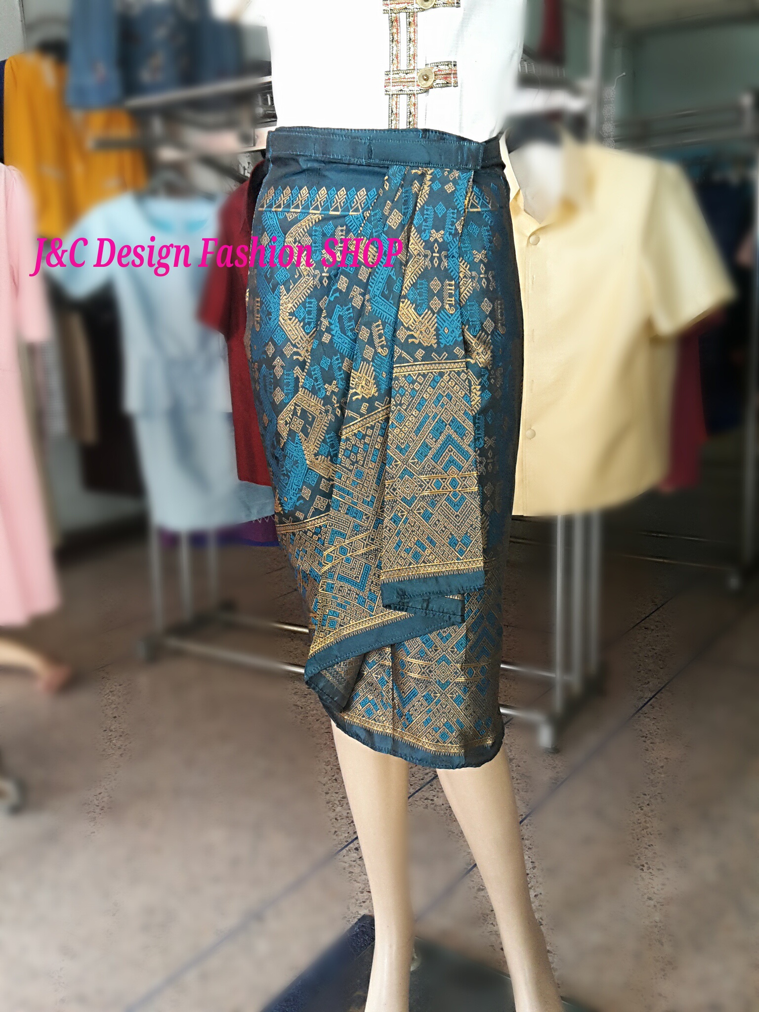 ผ้าถุงไหมลาวสำเร็จรูปแต่งเกล็ดหรูเรียบน่ารัก กระโปรงผ้าไทยไหมขิดลาวไฮโซ แบบจับเดปป้ายเลื่อนตะขอ สีฟ้าอมเขียวเมทอลลิค